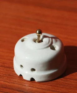 Ancien interrupteur porcelaine et bouton en laiton